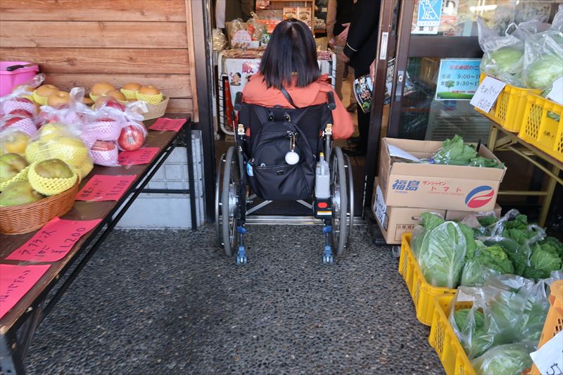 正面入口(車いすのサイズにより少し狭い場合あり)